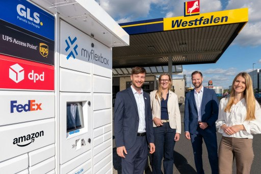 V. l. n. r.: Fritz Friedrich Hilgers (Strategic Account Manager myflexbox), Christin Liesenjohann (Head of Convenience Retail & Services Westfalen), Florian Hensel (Head of Strategic Accounts myflexbox) und Franziska Leugers (Category Advisor Convenience, Retail & Services Westfalen) an der myflexbox Brüsseler Straße 8, 45888 Gelsenkirchen.