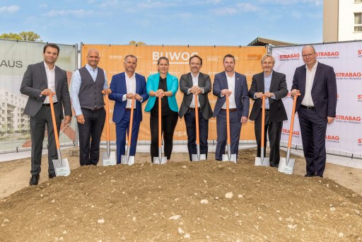 v.l.n.r.: Matthias Ristl (Strabag), Thomas Englisch (BUWOG), Martin Kaftan (Strabag), Christine Dubravac-Widholm (Bezirksvorsteherin Brigittenau), Alexander Steppan (BUWOG), Dieter Schreiner (Strabag), Christian Seidl (BUWOG), Harald Oissner (WGA ZT GmbH).