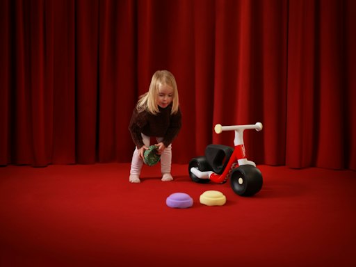 Das ultimative Set für aktiven Spielspaß unter dem Christbaum
vereint zwei Kinderzimmer-Lieblinge: Das ultraleichte,
selbstbalancierende Laufrad woom WOW in der Sonderfarbe woom red
ermöglicht Kleinkindern ab 9 Monaten den den perfekten Einstieg auf
zwei Rädern und die drei Stapelstein® Original Minis sorgen für
unendliche Bau-, Stapel- und Balancier-Möglichkeiten. Das perfekte
Weihnachtsgeschenk für Spiel, Spaß, Bewegungsfreude und leuchtende
Kinderaugen! UVP: € 199, limitierte Stückzahl, erhältlich im woom
Online-Shop und im ausgewählten Fachhandel, solange der Vorrat
reicht!