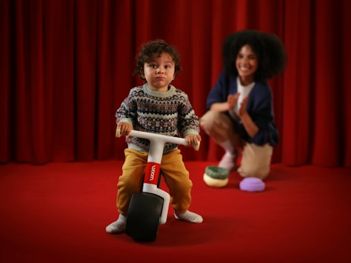 Vorschau Bild von Das ultimative Set für aktiven Spielspaß unter dem Christbaum
vereint zwei Kinderzimmer-Lieblinge: Das ultraleichte,
selbstbalancierende Laufrad woom WOW in der Sonderfarbe woom red
ermöglicht Kleinkindern ab 9 Monaten den den perfekten Einstieg auf
zwei Rädern und die drei Stapelstein® Original Minis sorgen für
unendliche Bau-, Stapel- und Balancier-Möglichkeiten. Das perfekte
Weihnachtsgeschenk für Spiel, Spaß, Bewegungsfreude und leuchtende
Kinderaugen! UVP: € 199, limitierte Stückzahl, erhältlich im woom
Online-Shop und im ausgewählten Fachhandel, solange der Vorrat
reicht!