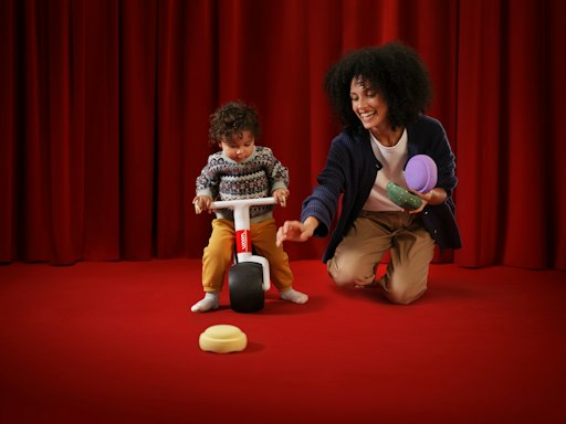 Vorschau Bild von Das ultimative Set für aktiven Spielspaß unter dem Christbaum
vereint zwei Kinderzimmer-Lieblinge: Das ultraleichte,
selbstbalancierende Laufrad woom WOW in der Sonderfarbe woom red
ermöglicht Kleinkindern ab 9 Monaten den den perfekten Einstieg auf
zwei Rädern und die drei Stapelstein® Original Minis sorgen für
unendliche Bau-, Stapel- und Balancier-Möglichkeiten. Das perfekte
Weihnachtsgeschenk für Spiel, Spaß, Bewegungsfreude und leuchtende
Kinderaugen! UVP: € 199, limitierte Stückzahl, erhältlich im woom
Online-Shop und im ausgewählten Fachhandel, solange der Vorrat
reicht!