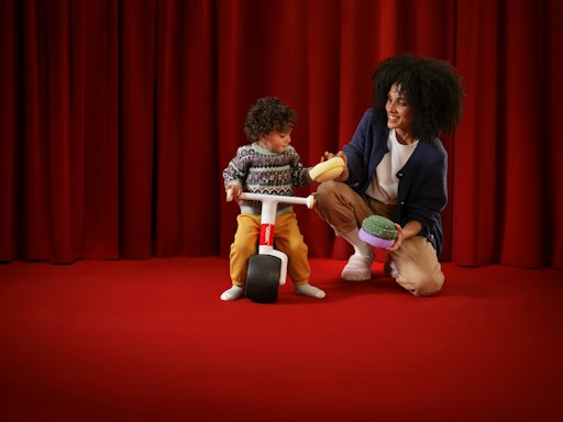 Vorschau Bild von Das ultimative Set für aktiven Spielspaß unter dem Christbaum
vereint zwei Kinderzimmer-Lieblinge: Das ultraleichte,
selbstbalancierende Laufrad woom WOW in der Sonderfarbe woom red
ermöglicht Kleinkindern ab 9 Monaten den den perfekten Einstieg auf
zwei Rädern und die drei Stapelstein® Original Minis sorgen für
unendliche Bau-, Stapel- und Balancier-Möglichkeiten. Das perfekte
Weihnachtsgeschenk für Spiel, Spaß, Bewegungsfreude und leuchtende
Kinderaugen! UVP: € 199, limitierte Stückzahl, erhältlich im woom
Online-Shop und im ausgewählten Fachhandel, solange der Vorrat
reicht!