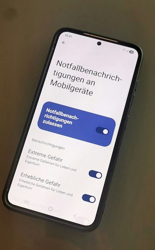 Notfallwarnungen der höchsten Kategorie werden in jedem Fall
übertragen, es gibt aber auch Abstufungen, etwa Gefahrenwarnungen,
Gefahreninformationen, und andere, wichtige Meldungen von Behörden,
die man im Untermenü der Einstellungen aktiv ausschalten kann.