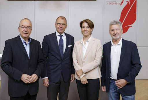 https://www.apa-fotoservice.at/galerie/40121 v.l.n.r. Univ.-Prof.
Dr. Michael Gnant | Präsident der Austrian Breast & Colorectal
Cancer Study Group (ABCSG) Prim. Univ.-Prof. Dr. Ewald Wöll |
Präsident der OeGHO; Ärztlicher Direktor, Leiter Innere Medizin,
Krankenhaus St. Vinzenz, Zams Priv.-Doz.in Dr.in Kathrin
Strasser-Weippl, MBA | Medizinische Leitung OeGHO, Leiterin des
Tumorzentrum Oberösterreich DI Dr. Karl Masser | Patient mit
Multiplem Myelom und Studienteilnehmer