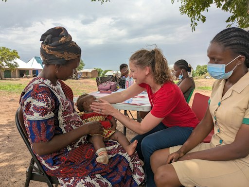 Ärztin und ehrenamtliches Jugend Eine Welt-Vorstandsmitglied
Magdalena Grießler unterwegs mit dem Public-Health-Team in Kulmasa,
Ghana.