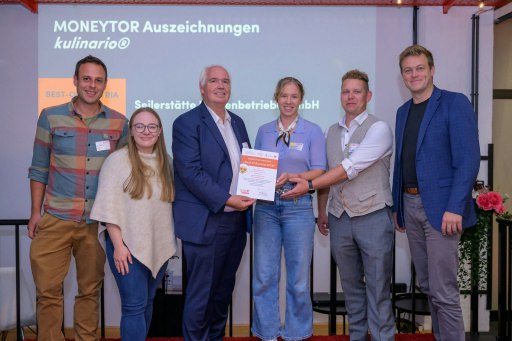 Umwelt- und Klima-Landesrat Stefan Kaineder bei der Auszeichnung der Großküche des Klinikums der Barmherzigen Schwerstern in Linz mit dem Titel „Best of Austria“.