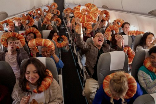 Pünktlich zur Modewoche in Paris hat Lidl den Allzeitklassiker seiner Backstation in ein stylisches Must-have verwandelt. Die limitierten Croissant-Reisekissen werden auch in Österreich verlost. (Abdruck für Pressezwecke honorarfrei, Fotocredit: Lidl)