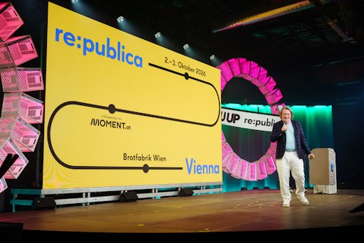 Andreas Gebhard präsentiert 2026 in Berlin das Logo der
re:publica Vienna 2026