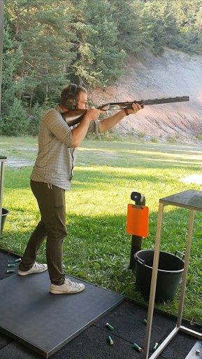 Eine Sportschützin beim Training mit einer Flinte der Kategorie
C. Das Bild steht beispielhaft für den verantwortungsvollen und
sicheren Umgang mit Schusswaffen im Schießsport. Schutzbrille,
kontrollierte Waffenhaltung und konzentriertes Verhalten zeigen,
dass Sicherheit, Ausbildung und regelmäßiges Training wesentliche
Grundlagen des Sports sind. Für die ASU – Austrian Shooters United
steht die Kategorie C nicht nur für jagdlich und sportlich genutzte
Langwaffen, sondern auch für Eigenverantwortung, Sachkunde und einen
gesetzeskonformen Umgang mit Waffen.
