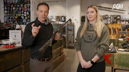 Vorschau Bild von Im Fachgeschäft wird eine Langwaffe vorgestellt und deren
Eigenschaften erklärt. Die Szene steht beispielhaft für fachkundige
Beratung, Information und den verantwortungsvollen Umgang mit Waffen
der Kategorie C. Für die ASU – Austrian Shooters United sind dabei
besonders Sachkunde, sichere Handhabung, rechtliches Wissen und eine
nachvollziehbare Information für Waffenbesitzer von Bedeutung.
Gerade bei Kategorie-C-Waffen ist es wichtig, gesetzliche
Rahmenbedingungen, Erwerb, Registrierung und den sicheren Umgang
verständlich zu vermitteln.