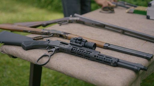 Vorschau Bild von Mehrere Langwaffen unterschiedlicher Bauart liegen auf einem
Schießtisch und zeigen die Bandbreite von Waffen, die im sportlichen
oder jagdlichen Umfeld eingesetzt werden können. Für die ASU –
Austrian Shooters United steht dieses Motiv für die Vielfalt
innerhalb der Kategorie C und zugleich für einen
verantwortungsvollen, sachkundigen und gesetzeskonformen Umgang mit
Waffen. Unterschiedliche technische Konzepte und Bauformen machen
deutlich, wie wichtig fundierte Information, sichere Handhabung und
regelmäßige Ausbildung sind.