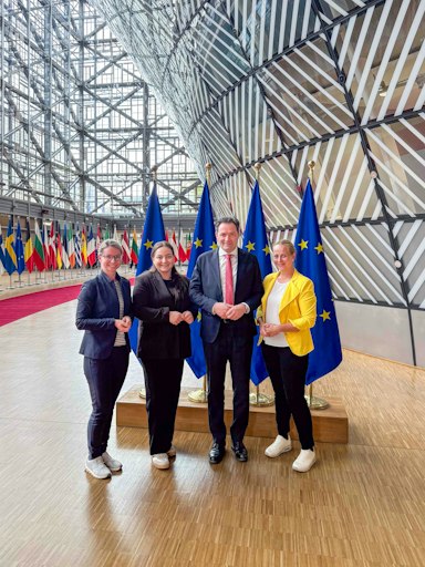 Gruppenfoto der Bäuerinnen mit Minister Totschnig