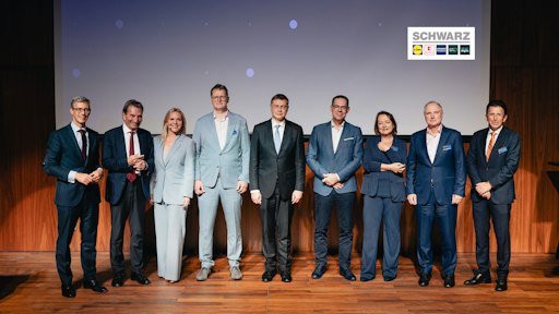 Von links nach rechts: Bodo Lehmann, Leiter der Vertretung des
Landes Baden-Württemberg bei der Europäischen Union, Günther H.
Oettinger, ehemaliges Mitglied und Vizepräsident der Europäischen
Kommission sowie ehemaliger Ministerpräsident des Landes
Baden-Württemberg, Sandra Pabst, Moderatorin des Events, Jurgen de
Jong, Vice President Cloud and Productivity bei KPN, Valdis
Dombrovskis, EU-Kommissar für Wirtschaft, Produktivität, Umsetzung
und Vereinfachung, Gerd Chrzanowski, Komplementär der Schwarz
Gruppe, Anja van Niersen, CEO von Milence, Jochen Goller, Mitglied
des Vorstands der BMW AG, Kunde, Marken und Vertrieb und Martin
Kallen, CEO von UEFA Events SA. // Weiterer Text über ots und
www.presseportal.de/nr/129569 / Die Verwendung dieses Bildes für
redaktionelle Zwecke ist unter Beachtung aller mitgeteilten
Nutzungsbedingungen zulässig und dann auch honorarfrei.
Veröffentlichung ausschließlich mit Bildrechte-Hinweis.