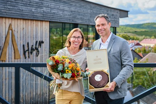 Vlnr: Elisabeth Hagn, Online-Sales-Chefin des Weingut Hagn und
Mag. Daniel Neumann, Geschäftsführer Gebrüder Weiss Paketdienst
GmbH, des größten Gesellschafters hinter der Marke DPD in
Österreich, feiern 30 Jahre DPD Weinlogistik