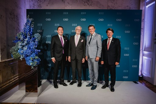 Vorschau Bild von v.l.n.r.: Mag. Helmut Lackner (Generaldirektor OeSD GmbH), Dr.
Johannes Strohmayer (Vorsitzender des Aufsichtsrats), Bundesminister
KommR Peter Hanke und Ing. Robert Schächter (CEO OeSD Holding AG)