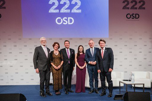 v.l.n.r.: Dr. Johannes Strohmayer (Vorsitzender des
Aufsichtsrats), Mag. Claudia Schwendimann, MBA, MLE (CEO OeSD
International GmbH), Mag. Helmut Lackner (Generaldirektor OeSD
GmbH), Moderatorin Mounia Berrada-Gouzi, Bundesminister Mag. Gerhard
Karner und Ing. Robert Schächter (CEO OeSD Holding AG)