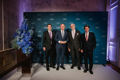 Vorschau Bild von v.l.n.r.: Mag. Helmut Lackner (Generaldirektor OeSD GmbH),
Bundesminister Mag. Gerhard Karner, Dr. Johannes Strohmayer
(Vorsitzender des Aufsichtsrats) und Ing. Robert Schächter (CEO OeSD
Holding AG)