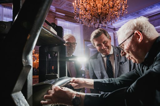 Vorschau Bild von Bundesminister KommR Peter Hanke bei einer Vorführung einer
historischen Sternpresse mit Tiefdrucktechnik aus dem 19.
Jahrhundert