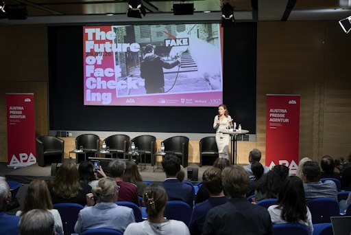 Die vierte Ausgabe der von der APA – Austria Presse Agentur
veranstalteten Fachkonferenz „The Future of Fact Checking“ widmete
sich in mehreren Vorträgen und Podiumsdiskussionen den Themen
Medienbildung sowie Desinformation und deren Implikationen für die
demokratische Gesellschaft. In ihren einleitenden Worten ging Maria
Scholl, Vorsitzende der APA-Geschäftsführung, auf die Notwendigkeit
von Skepsis, Journalismus und Vertrauen ein.