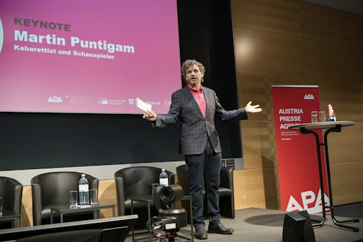 Vorschau Bild von Die vierte Ausgabe der von der APA – Austria Presse Agentur
veranstalteten Fachkonferenz „The Future of Fact Checking“ widmete
sich in mehreren Vorträgen und Podiumsdiskussionen den Themen
Medienbildung sowie Desinformation und deren Implikationen für die
demokratische Gesellschaft. In einer Keynote zeigte Kabarettist,
Schauspieler und „Science Buster“ Martin Puntigam auf anschauliche
und humoristische Art und Weise, wie einfach es ist,
Verschwörungsgeschichten zu erzählen.