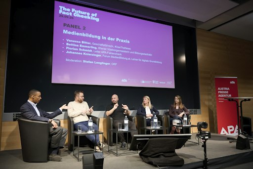 Vorschau Bild von Die vierte Ausgabe der von der APA – Austria Presse Agentur
veranstalteten Fachkonferenz „The Future of Fact Checking“ widmete
sich in mehreren Vorträgen und Podiumsdiskussionen den Themen
Medienbildung sowie Desinformation und deren Implikationen für die
demokratische Gesellschaft. Im zweiten Panel gaben Expert:innen
weitere Einblicke in die Praxis der Medienbildung in Schulen und
darüber hinaus.