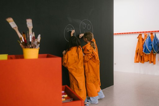 Kinder beim freien Arbeiten im mumok Atelier