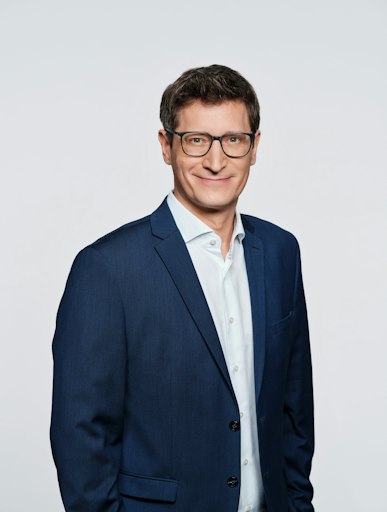 Vorschau Bild von Die Gremien der APA – Austria Presse Agentur bestätigten in ihren
Sitzungen am 30. September 2026 die seit Juni interimistisch tätige
Führungsspitze der APA auf unbefristete Dauer: Maria Scholl bleibt
Vorsitzende der Geschäftsführung und Klemens Ganner wurde als
zweiter Geschäftsführer bestätigt.
