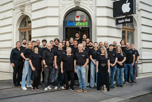 Das Team von Tools at Work vor dem firmeneigenen Apple Shop in
der Zirkusgasse 40 in 1020 Wien.