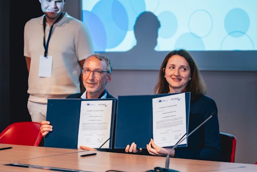 Stefan Möller von der GLS Bank und Georgiana Buturoiu vom
Europäischen Investmentfonds unterzeichnen die Garantievereinbarung.
// Weiterer Text über ots und www.presseportal.de/nr/64894 / Die
Verwendung dieses Bildes für redaktionelle Zwecke ist unter
Beachtung aller mitgeteilten Nutzungsbedingungen zulässig und dann
auch honorarfrei. Veröffentlichung ausschließlich mit
Bildrechte-Hinweis.