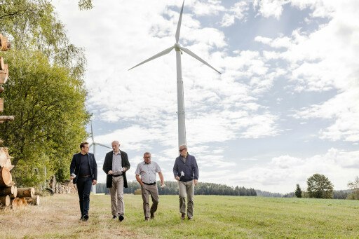 Umwelt- und Klima-Landesrat Stefan Kaineder, Andreas Reichl (Sternwind), Bürgermeistern Martin Kapeller (Windhaag bei Freistadt) und Norbert Miesenberger (Vorstand Regios Energiegenossenschaft) beim Lokalaugenschein im Windpark Spörbichl.