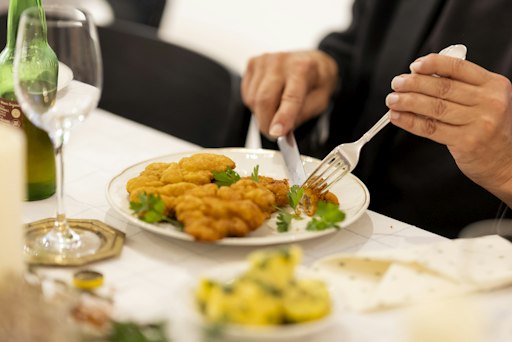Vorschau Bild von Mahlzeit! Nach Zahlen, Fakten und Schnitzelwissen durfte
Österreichs Kultgericht natürlich auch verkostet werden.