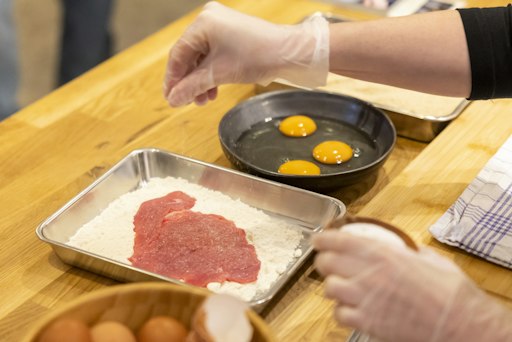 Handwerk vor Panier: Mehl, Ei und Brösel gehören zur klassischen
Panierstraße. Entscheidend ist dabei nicht nur die Auswahl der
Zutaten, sondern vor allem die richtige Technik.