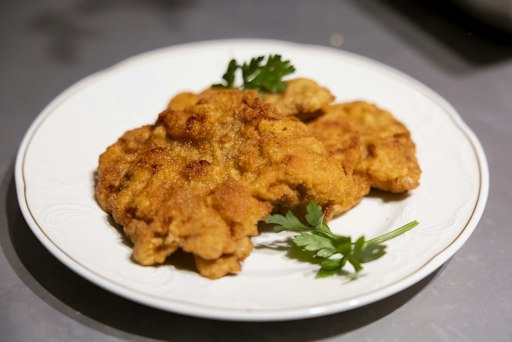 Vorschau Bild von Goldbraun und frisch herausgebacken: Das Wiener Schnitzel als
kulinarischer Mittelpunkt des Lieferando Schnitzel Index 2026.