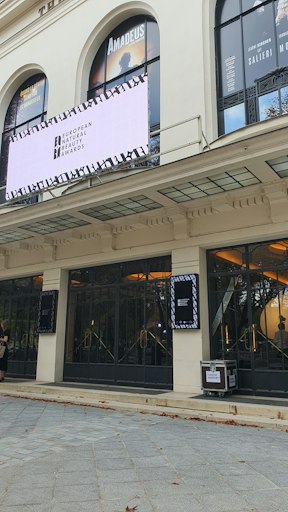 Vorschau Bild von Außenansicht mit Ankündigung der Verleihung des european natural
beauty Awards am Theater Marigny in Paris.