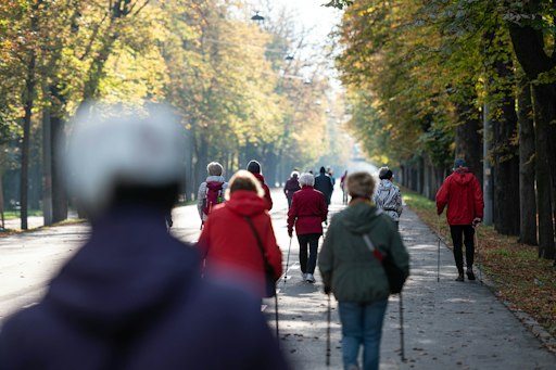 Beim gemeinsamen Nordic Walken, wie beim Herbstwalk der WiG am
20. Oktober 2026, macht Bewegung in der Gruppe einfach mehr Spaß.
