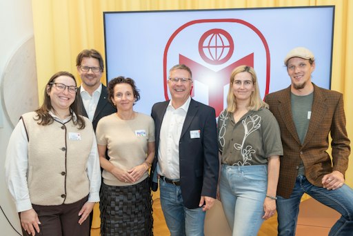 https://www.apa-fotoservice.at/galerie/40164 v.l.n.r.:
EdLab-Direktorin Julia Pichler, Thomas Goiser (Mensa
Vorstand/Moderation), Neos-Bildungssprecherin Martina Künsberg
Sarre, Mensa Österreich Vorsitzender Peter Berger und die beiden
Mensa Vorstandsmitglieder Theres Steiner und Jakob Kutschera