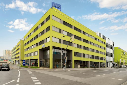 Vorschau Bild von Grüne Fassade des a&o Hostels am Hauptbahnhof in Graz