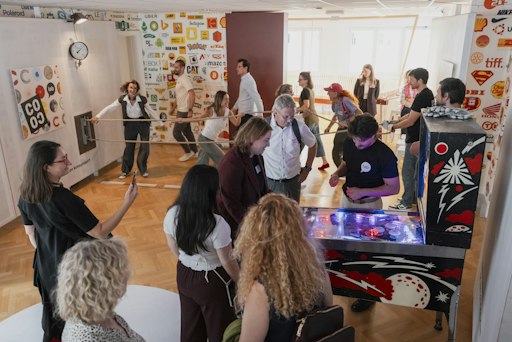 Bei der Kick-off-Konferenz am 30. September konnten die
Teilnehmer:innen die bestehenden Mitmachlabore selber ausprobieren,
hier an der Energiemaschine im COCO lab - Conscious Consumers'
laboratory.