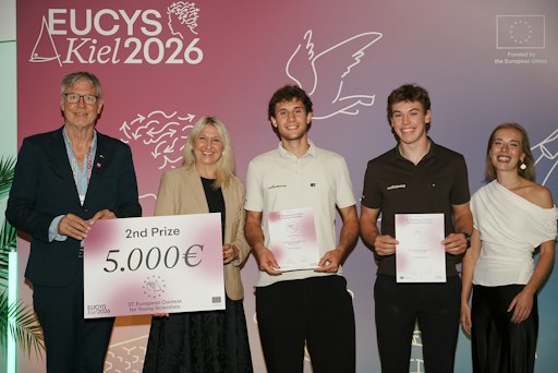 v.l.n.r.: Jury-Präsident EUCYS Prof. Dr. Hans Langeveld, Dr.
Silke Launert (Staatssekretärin im deutschen Bundesministerium für
Forschung, Technologie und Raumfahrt), Adrian Müller und Vincenz
Sonderegger (Gewinner 2. Hauptpreis im Wert von 5.000 Euro), Maria
Mecenero (Policy Officer, Europ. Commission, DG Research &
Innovation)