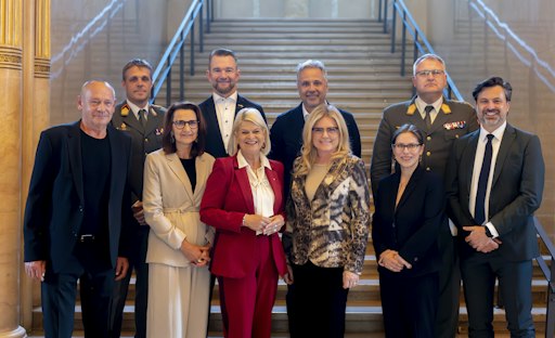 Wirtschaft trifft Militär im Heeresgeschichtlichen Museum Wien;
am Foto: Bundesministerin Klaudia Tanner, Monica Rintersbacher (GF
Leitbetriebe Austria), Podiumsgäste aus ausgezeichneten
Leitbetrieben und dem Bundesheer sowie die Museumsleitung des
Heeresgeschichtlichen Museums