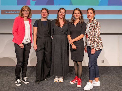 BU1: Vizepräsidentin der AK Niederösterreich Angela Fischer,
Viktoria Parisot (Keynote), Slampoetin Yasmo, Barbara Stefan
(Keynote) und Birgit Schön, Leiterin der Abteilung Frauenpolitik