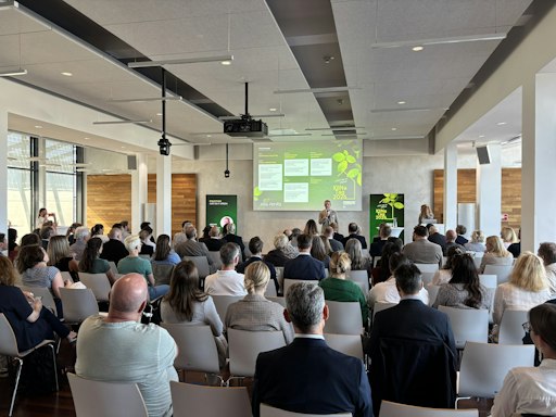 Vorschau Bild von Günther Achs, FCP-Geschäftsführer eröffnete den 5. KliNa Tag
unter dem Motto "Just Do It Green" vor 120 Gästen aus Forschung und
Praxis.