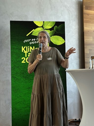 Vorschau Bild von Klimaforscherin Helga Kromp-Kolb bei ihrer Keynote über
Zuständigkeiten beim Klimaschutz beim KliNa Tag 2026 von FCP.VCE., KI bearbeitet