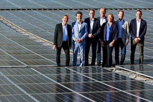 Am OÖN-Druckzentrum in Pasching wurde die bestehende
Photovoltaik-Anlage um weitere 180 Kilowatt peak erweitert. Damit
erzeugt das Medienhaus Wimmer am Standort nun insgesamt 560 Kilowatt
peak an grünem Strom.