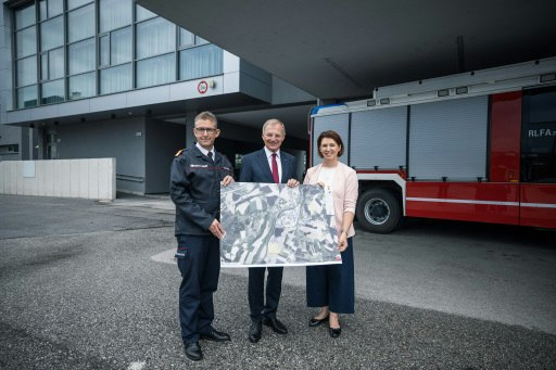 v.l. Landes-Feuerwehrkommandant Robert Mayer, LH Thomas Stelzer und Feuerwehr-Landesrätin Michaela Langer-Weninger bei der Projektverkündung.