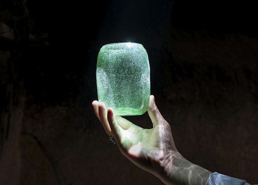 Vorschau Bild von Besonders beeindruckend ist es, wenn einfallendes Licht die
feinen Lufteinschlüsse zum Glitzern bringt.