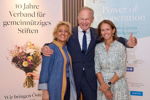 Österreichische Stiftungsawards 2026: Andreas Treichl (ERSTE
Stiftung) mit Katharina Turnauer (Präsidentin Verband für
gemeinnütziges Stiften) und Therese Niss (Vorstandsmitglied Verband
für gemeinnütziges Stiften)