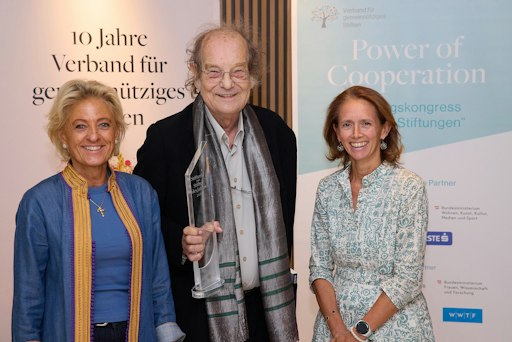 Vorschau Bild von Österreichische Stiftungsawards 2026: Christian Reder (RD
Foundation Vienna) mit Katharina Turnauer (Präsidentin Verband für
gemeinnütziges Stiften) und Therese Niss (Vorstandsmitglied Verband
für gemeinnütziges Stiften)