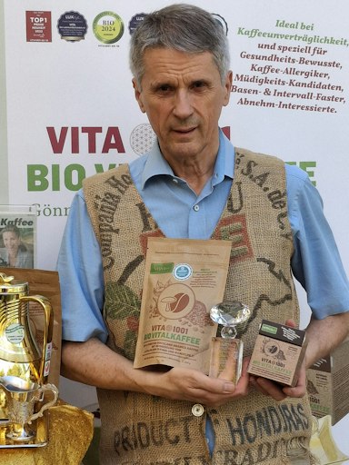 Gerold Helmut Jernej, Gründer und Inhaber von VITA – Bio
Lebensmittelhandel e.U., mit VITA1001 – Bio Vitalkaffee und der
Auszeichnung „Best Organic Mushroom Coffee Brand D.A.CH. 2026“ der
Diamond Distinction Awards.