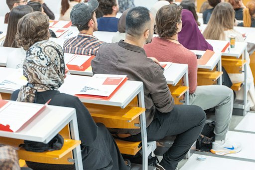 Personen im Hörsaal bei der Start Up Veranstaltung des
Hochschullehrgangs Freizeitpädagogik